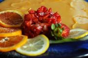 Tartare di fragole con besciamella dolce agli agrumi e gelatina di mirtilli