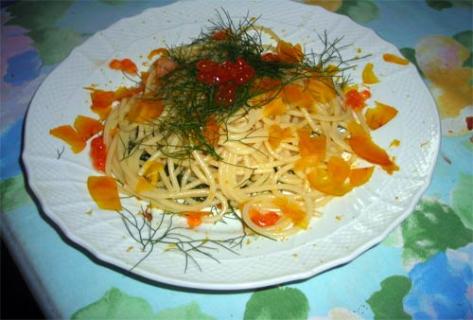 Tartare di salmone zenzero, sedano e pepe rosa con uova di salmone