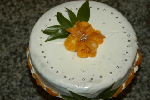 Torta soffice con glassa bianca e mandarini