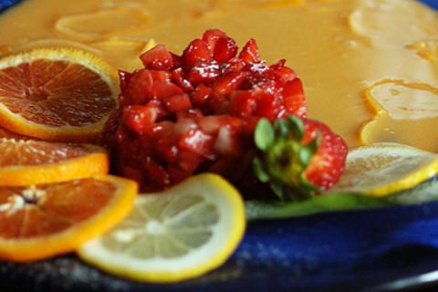 Tartare di fragole con besciamella dolce agli agrumi e gelatina di mirtilli